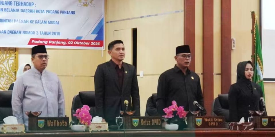 Suasana penyampaian pandangan fraksi di  DPRD Padang Panjang